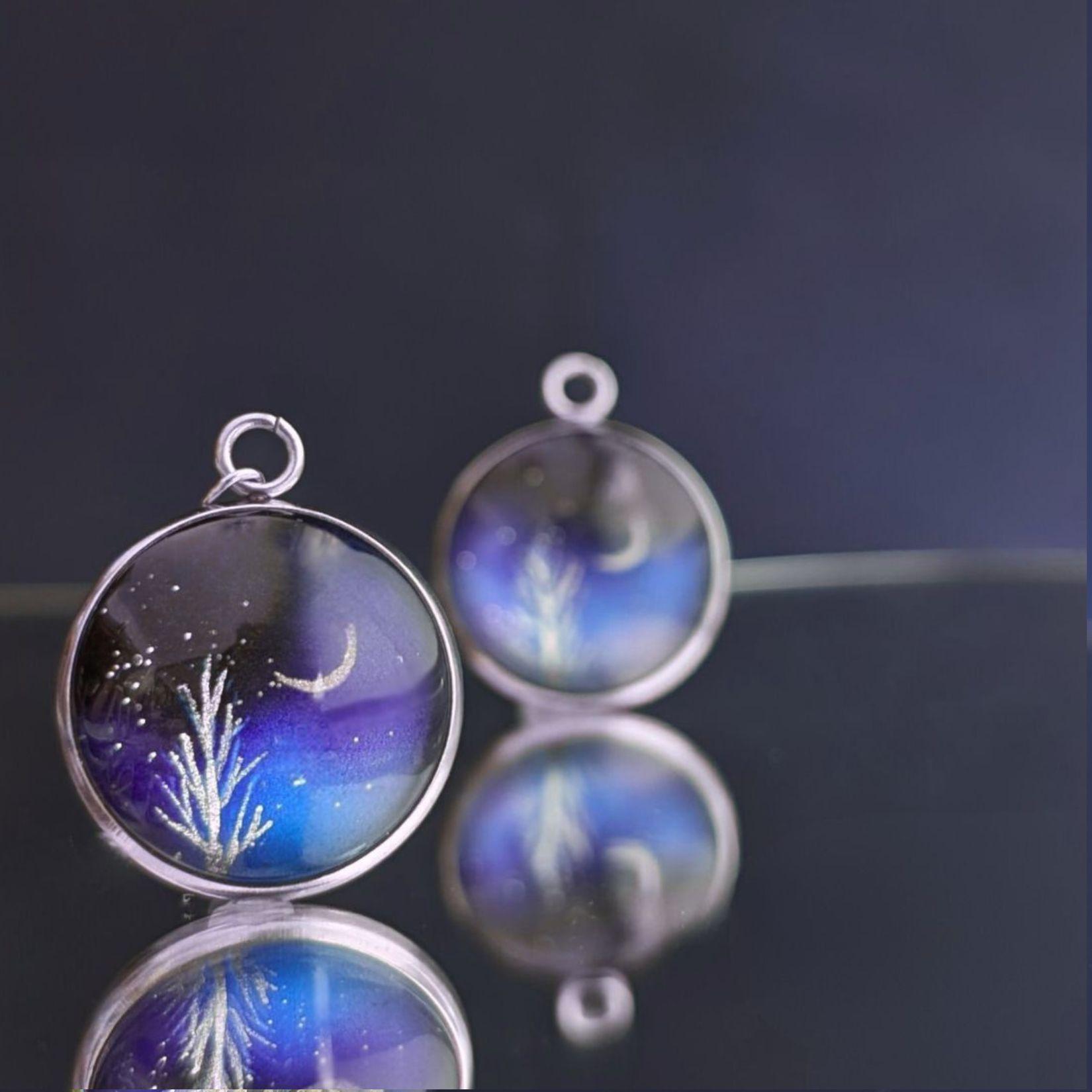 三日月の空に想いをのせて　雪夜の贈り物　ペンダント　キーホルダー　夜空❄月夜❄星空ブルー　1枚目の画像