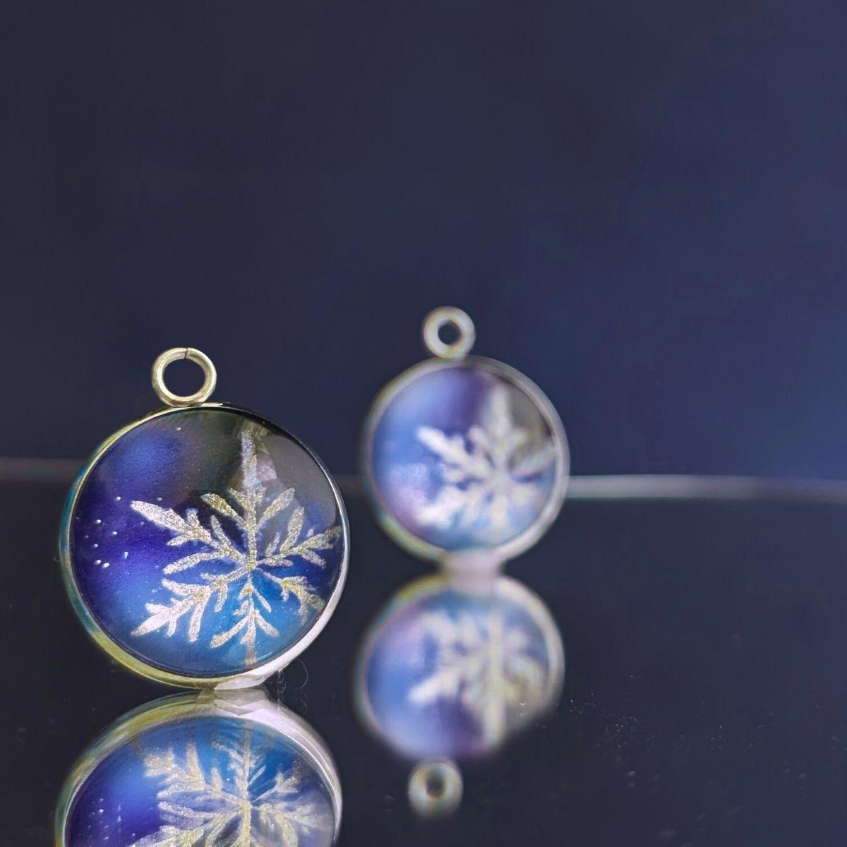 夜空に届ける雪夜の祈り　雪夜の贈り物　ペンダント　キーホルダー　雪の結晶❄星空ブルー1枚目の画像